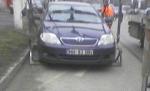 Poliţia Română la vânătoare. Maşină ridicată pentru o roată parcată ilegal (FOTO)