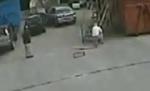 Un bătrânel şi-a văzut moartea cu ochii de două ori în 30 de secunde (VIDEO)