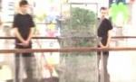 Un român a intrat, neoficial, în Cartea Recordurilor îngropat în jumătate de tonă de cioburi (VIDEO)