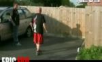 Cum să te faci de râs: A încercat să sară peste cap şi s-a lovit (VIDEO)