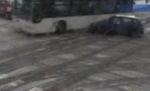 Autobuz versus autoturism. Imagini din timpul accidentului de pe bulevardul Nicolae Grigorescu