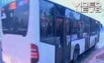 Un autobuz a intrat pe trotuar în Sectorul 3 al Capitalei: Doi călători şi un pieton, răniţi (VIDEO)