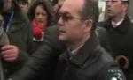 Premierul Emil Boc, atacat cu bulgări de zăpadă de sindicalişti  (VIDEO)