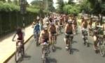 Biciclişti nud au manifestat împotriva ?culturii automobilului?, în Peru (VIDEO)
