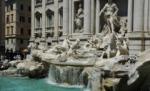 Trei români, arestaţi la Roma în timp ce furau monede din Fântâna Trevi