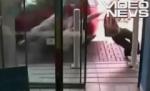 Accident şocant: Mai multe persoane lovite în plin pe trotuar (VIDEO)