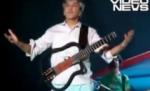 Un cântăreţ cade de pe scenă în mijlocul spectacolului (VIDEO)