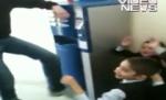 Umilinţă în şcoală: Trei elevi, obligaţi să stea în genunchi şi să ţină mâinile ridicate (VIDEO)