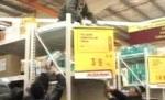 Isterie la deschiderea unui magazin de bricolaj: Mii de oameni s-au călcat în picioare (VIDEO) 