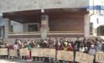 Închiderea unei şcoli din Târgu Jiu a scos în stradă 100 de părinţi şi elevi (VIDEO)
