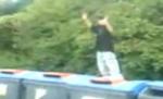 A ajuns la gunoi pentru că a vrut să se distreze (VIDEO)
