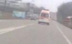 Ambulanţă în misiune, urmărită de câţiva tineri grăbiţi (VIDEO)

