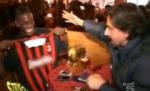 Interistul Balotelli gafează din nou. S-a îmbrăcat în tricoul lui AC Milan (VIDEO)
