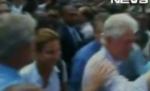 George W. Bush, filmat în timp ce-şi ştergea mâna pe cămaşa lui Bill Cliton (VIDEO) 