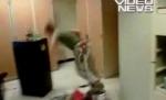 Un soldat american se învârte până ?muşcă? din dulap (VIDEO)