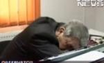 Beat la serviciu. Secretarul unei primării din Gorj a adormit cu capul pe birou din cauza băuturii (VIDEO)