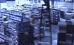 Hoţ de tot râsul: S-a speriat de alarmă şi a căzut de şapte ori până să-l prindă poliţia (VIDEO)