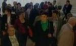 Scandal pe holurile Senatului: Zeci de pensionari, nemulţumiţi că nu au fost lăsaţi să intre în sală (VIDEO)