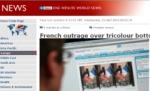 Fotografie controversată: Un bărbat se şterge la fund cu tricolorul francez (FOTO)