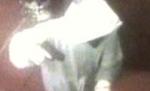 Jaf violent la o sală de jocuri: Atacatorul o loveşte pe angajată cu pistolul (VIDEO)
