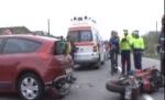 Un motociclist a murit după ce a intrat direct în maşina unor nuntaşi (VIDEO)