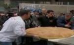 Un canadian a pregătit un burger de 250 de kilograme (VIDEO)