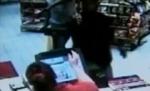 Hoţ înarmat, pus pe fugă de un client cu o sticlă de bere - VIDEO