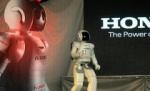 ASIMO, singurul roboţel umanoid care aleargă şi joacă fotbal, a sosit în România (VIDEO)