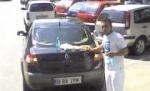 Nesimţire în trafic. Linia troleibuzului 61, blocată de un şofer care îşi lua masa pe capota maşinii