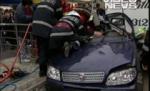 Maşină făcută zob de tramvai în Capitală - VIDEO