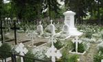 Rugă pe timp de criză: Cele nouă morminte sfinte din cimitirul Bellu Catolic