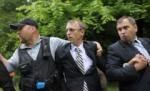Marcel Hoară de la PDL, huiduit şi alergat în Piaţa Victoriei (VIDEO)