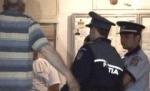 Poştaş înjunghiat şi aruncat la ghenă, în blocul în care împărţea pensiile