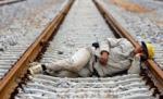 Un tânăr din Alba a fost lovit de tren, după ce a adormit pe şine