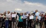 Pensionarii se alătură protestelor prin pichete şi prezenţă la lanţul uman de la Parlament (VIDEO)