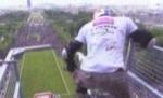 Un skater francez a sărit de pe Turnul Eiffel pe o rampă de 30 de metri (VIDEO)