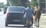 Un ilfovean şi-a legat calul de Logan şi l-a scos la plimbare pe DN1 (VIDEO)