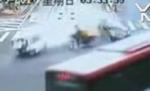 Un biciclist scapă fără nici o zgârietură după ciocnirea violentă dintre două maşini (VIDEO)