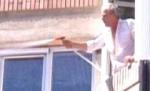 Suceava. Membri PNL, stropiţi cu apă în timp ce pichetau sediul unui deputat PDL (VIDEO)