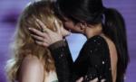 Sărut pasional între Sandra Bullock şi Scarlett Johansson la MTV Movie Awards (VIDEO)