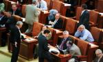 Sindicalist ProLex surprins filmându-i pe cei care-l huiduiau pe Boc în plen. PSD acuză statul poliţienesc