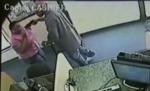 SUA. Jaf dramatic la o bancă. Casieriţă cu pistolul la tâmplă (VIDEO)