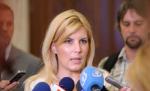 Elena Udrea a împărţit sinistraţilor ciocolată şi pantofi cu toc (VIDEO)