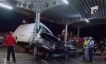 Doi oameni au fost răniţi în urma unui accident spectaculos, în capitală (VIDEO)
