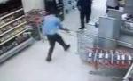 Un paznic grăbit: Face ?tumbe? şi îşi pierde arma din dotare (VIDEO)