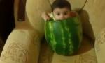 Cum iese un copil dintr-un pepene (VIDEO)