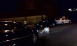 Circ la intrarea în Mamaia. O femeie băută s-a aşezat în mijlocul străzii blocând traficul (VIDEO)
