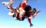 O blondă sexy face skydiving goală puşcă! - VIDEO