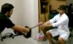 Joacă periculoasă. Un tânăr, la un pas să îşi lase prietenul fără mână după ce încearcă să taie cu sabia o cutie de suc (VIDEO)