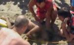 Imagini şocante. Trei tineri au fost la un pas de a se îneca în mare (VIDEO)